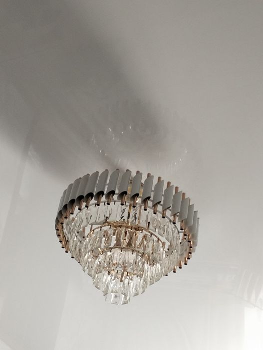 Срочно продам люстру