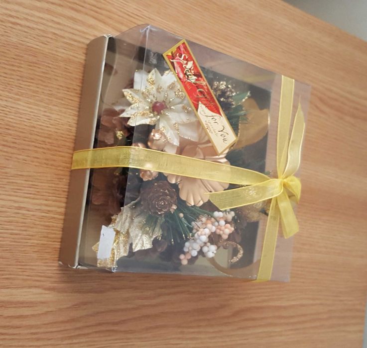 Cadou aranjament din conuri de brad și diverse flori ornamentale