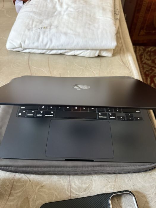 Mac book air m2 srochna sotiladi