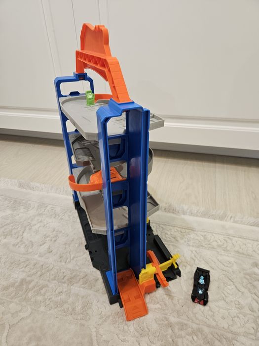 Set de joaca Hot Wheels City - Stunt garage