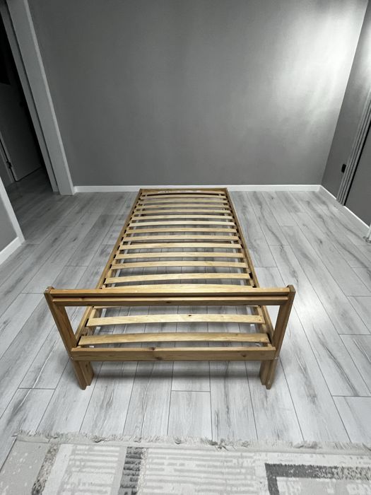 Кровать IKEA из массива сосны 90×200 с ламелями
