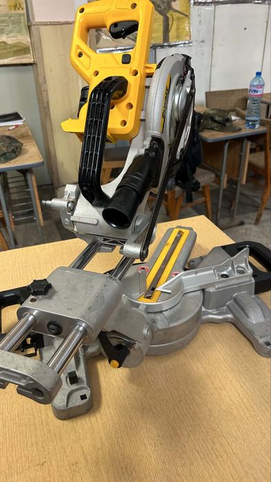 Потапящ циркуляр с Герунг DEWALT 18W