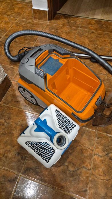 Aspirator cu filtru de apa
