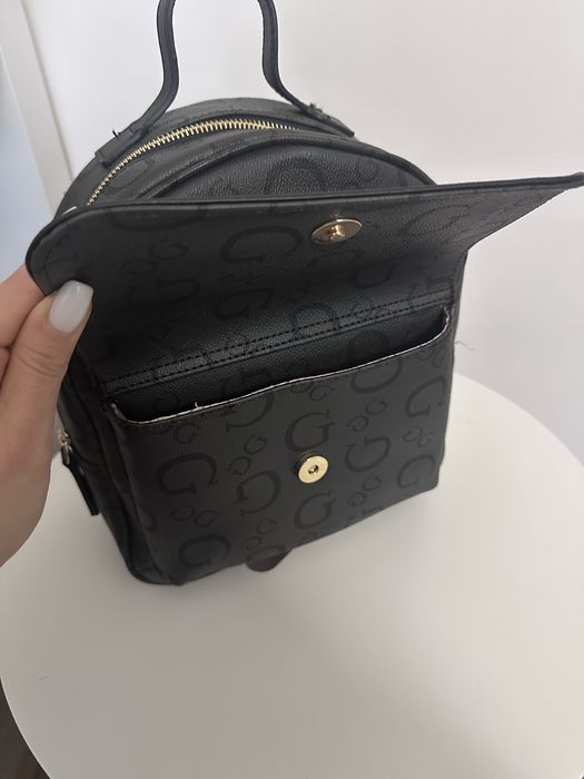 Дамска кожена раница Guess Maxina
