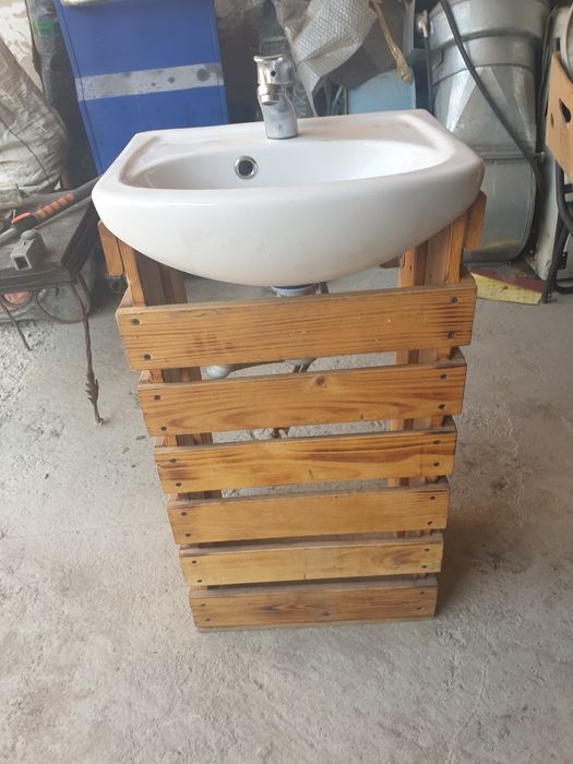 Продам тумбу с раковиной.