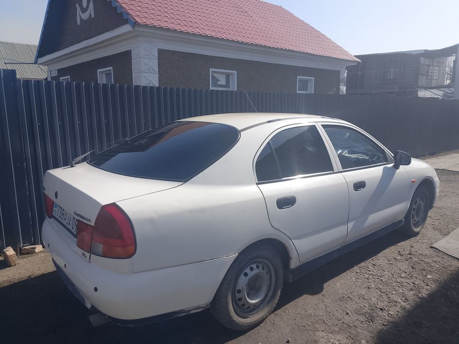 Машина Mitsubishi Carisma