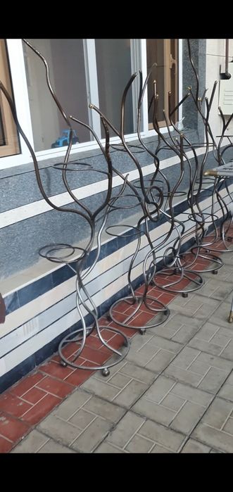 Гуллар куйиладиган дарахтлар, темир прутдан тахланган.