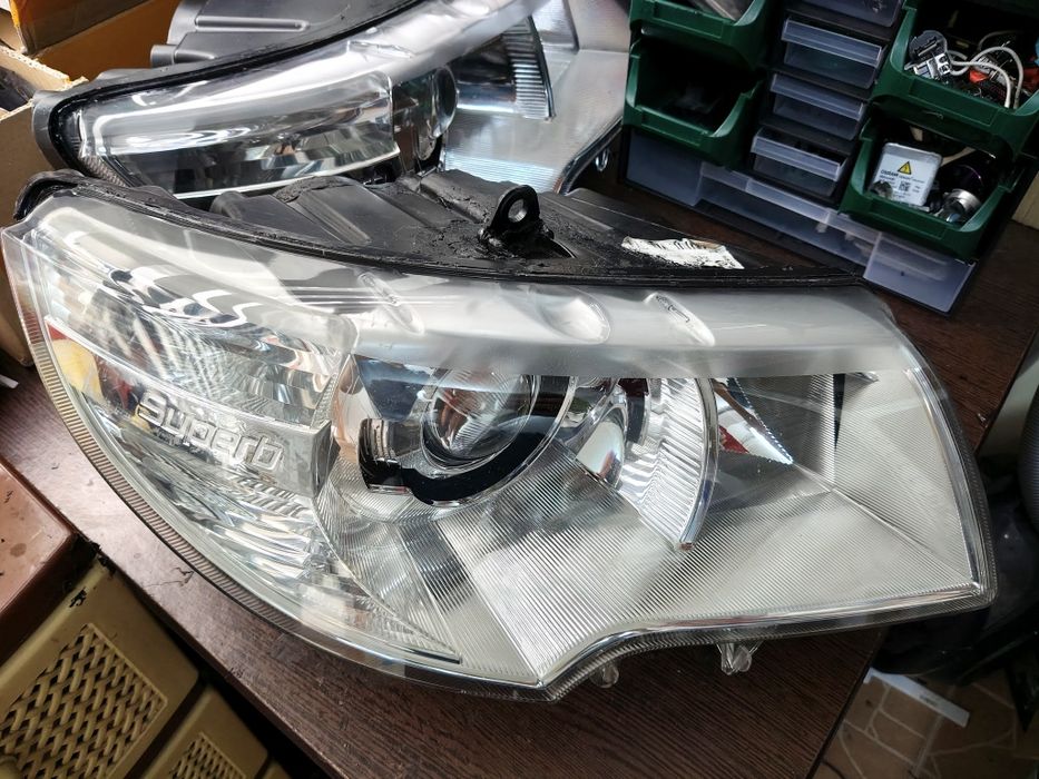 Far dreapta bixenon adaptiv Skoda Superb 2