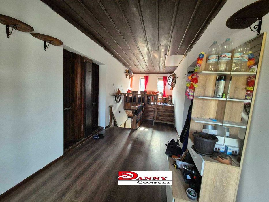 Двуетажна къща с двор и соларна система в с. Кесарево