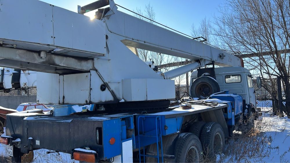 Автокран Камаз.