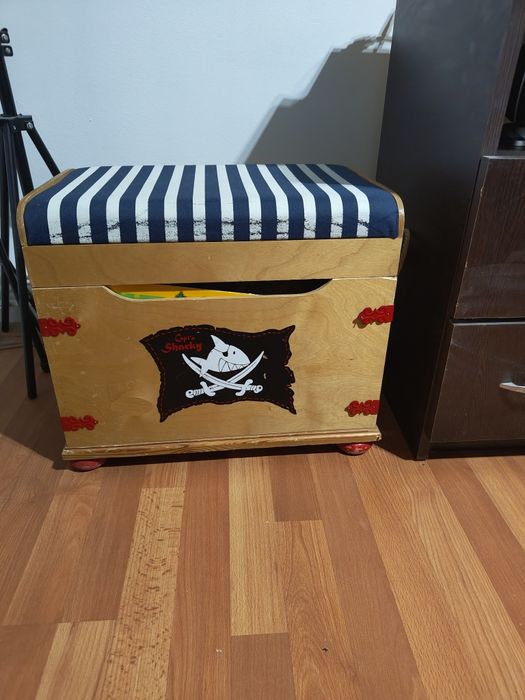 Cufăr de comori si  bancheta Capt'n Sharky 

Cufăr de comori căptușit