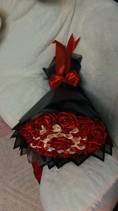Buchet 15 trandafiri rosii din satin cu model de dalie