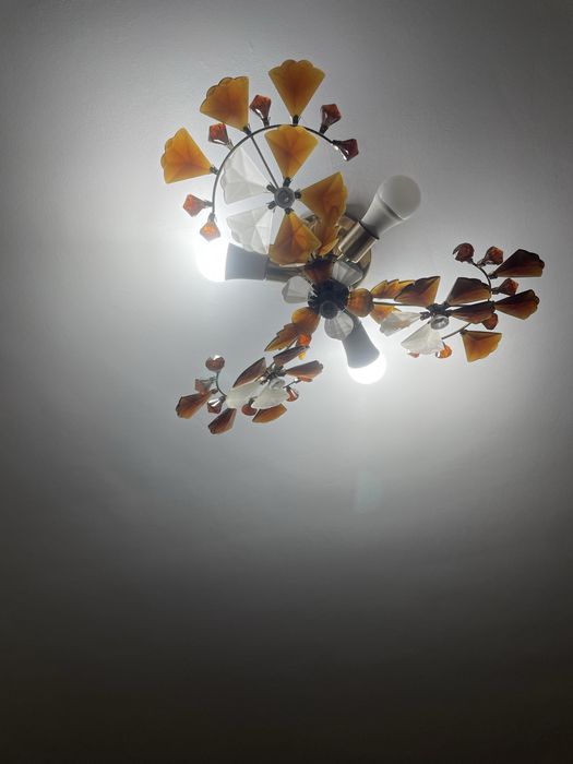 Продам люстры даром