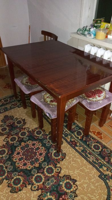 Стол лакированный