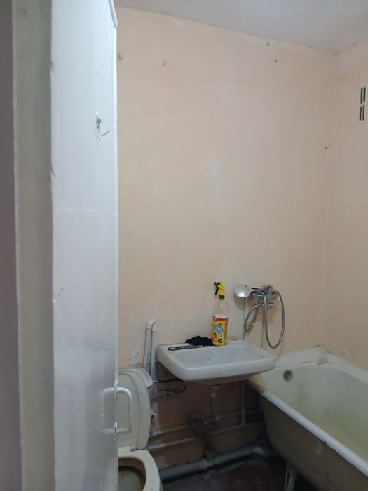 Срочно продаётся 1 комнатная квартира 1 микрорайоне на 1 этажее