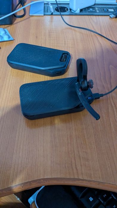 Poly Voyager 5200 UC cu dongle BT700 și charging case 2 buc