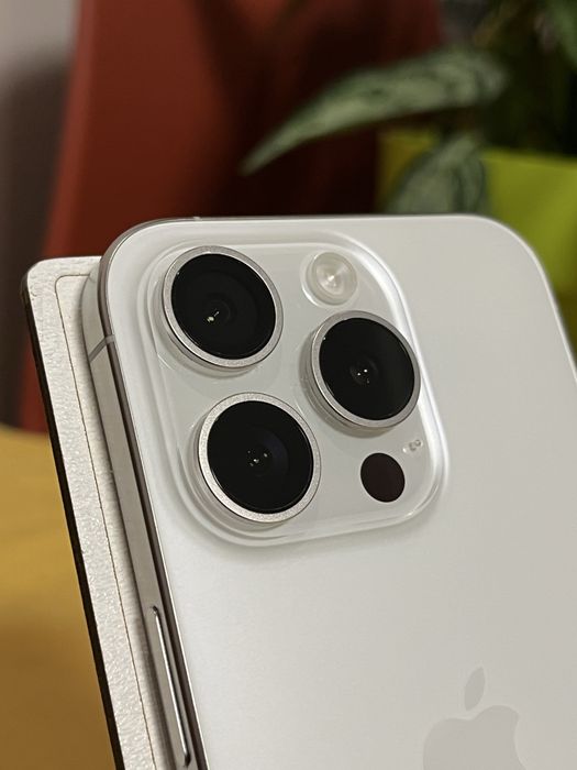 Iphone 15 pro white titan