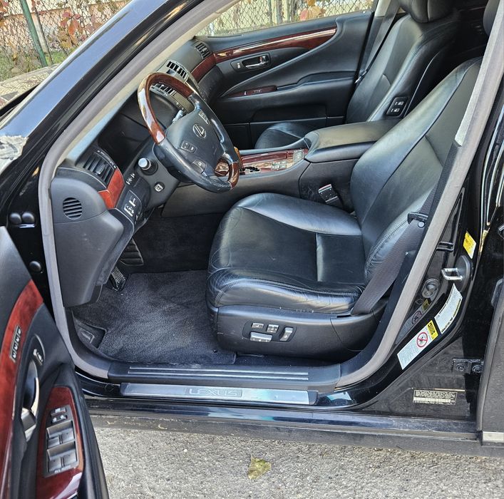 Lexus LS 460L  avariat