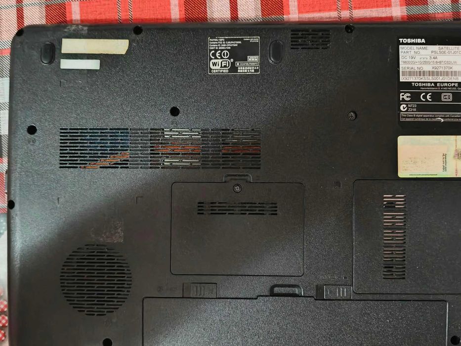 Vand laptop TOSHIBA SATELLINTE L500 pret 200 lei