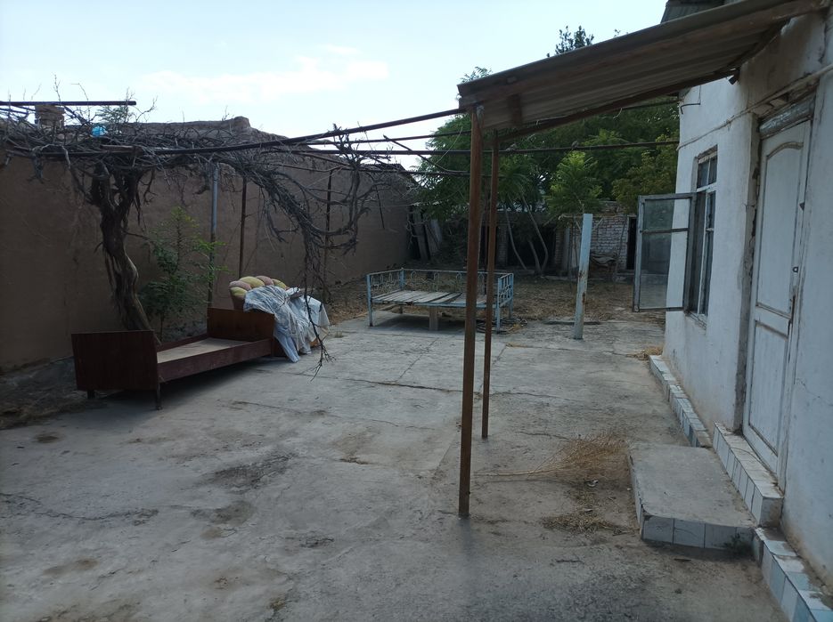 Qorovulbozor shaxardan uy sotiladi 8 sotixli