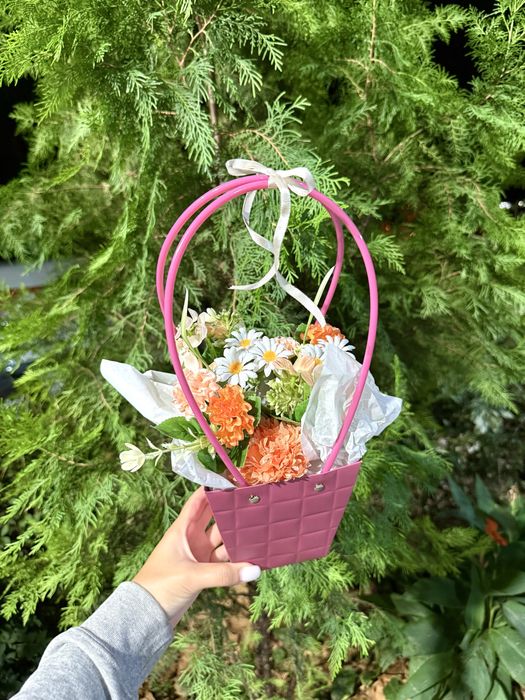 Кошнички с изкуствени цветя