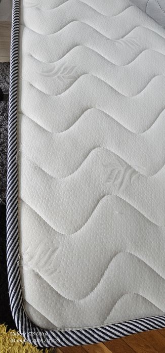 2 дивана- единият НЕИЗПОЛЗВАН с еднолицеви матраци и ракли  за  багаж