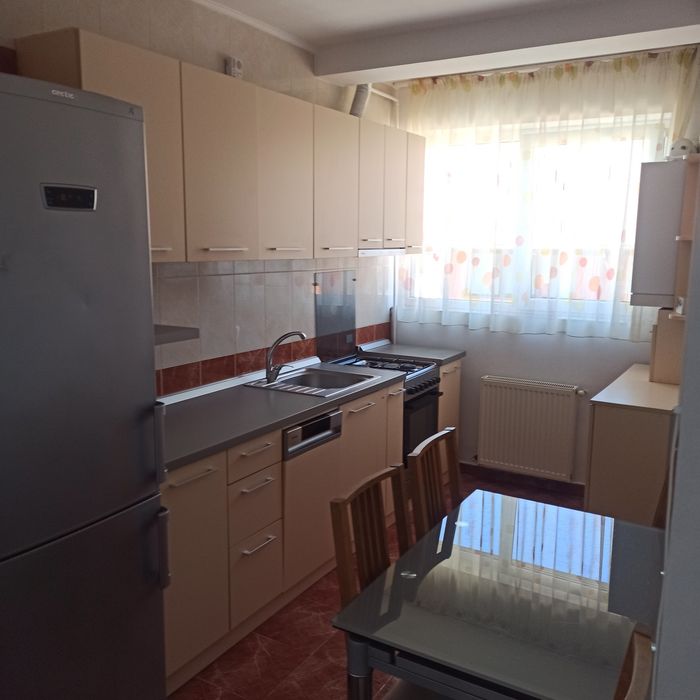 Apartament 3 camere de închiriat
