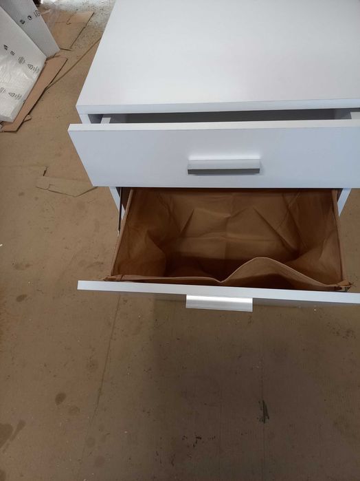 Vand diferite piese de mic mobilier.