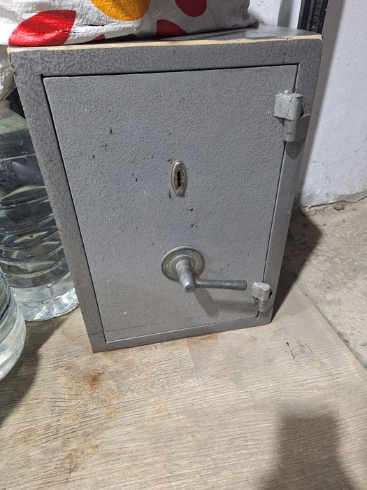 Сейф за пари и бижюта.