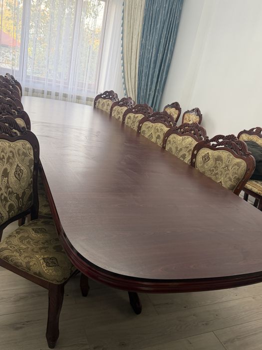 Стол со стульями