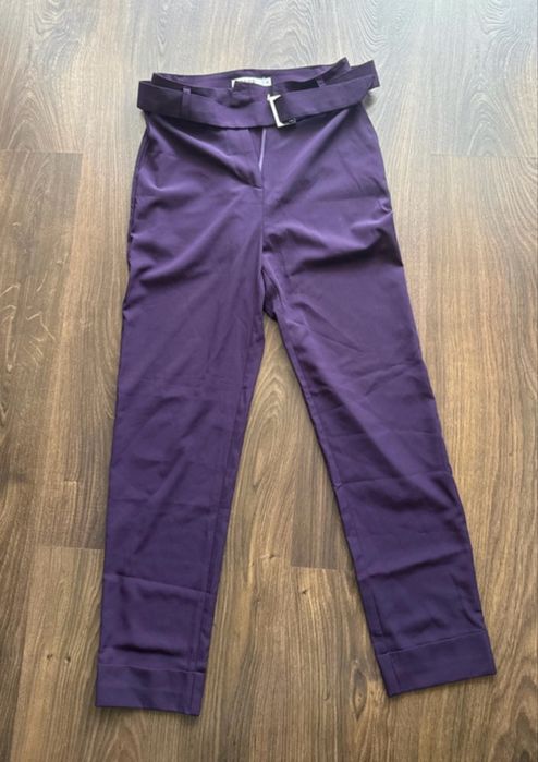 Pantaloni mov cu accesoriu curea