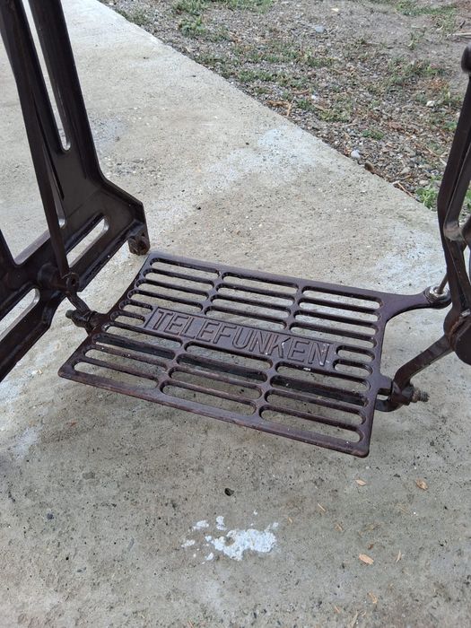 Mașină de cusut antică FUNKEN cu pedală și blat original din lemn.