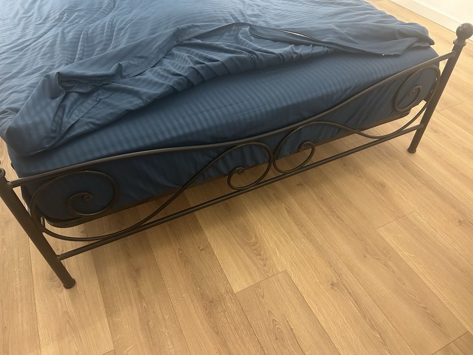 Pat fier forjat cu somiera si saltea (stare foarte buna)