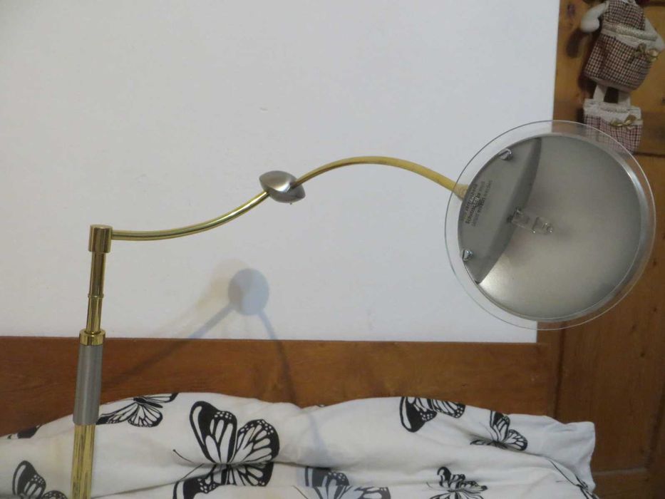 Масивна регулируема настолна лампа с въртящо рамо