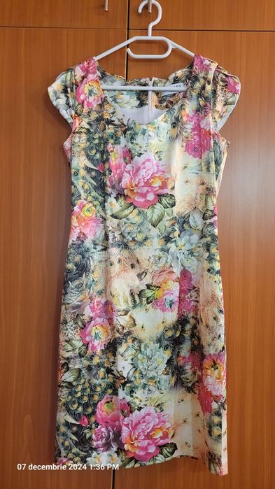 Rochie cu flori, culori vii,deschise, material plin, mar 40