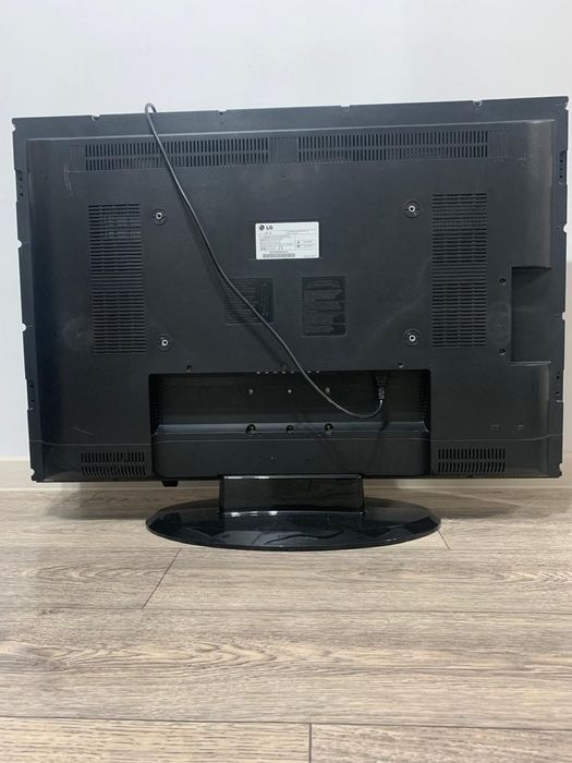 Продается ЖК телевизор LG с тумбой