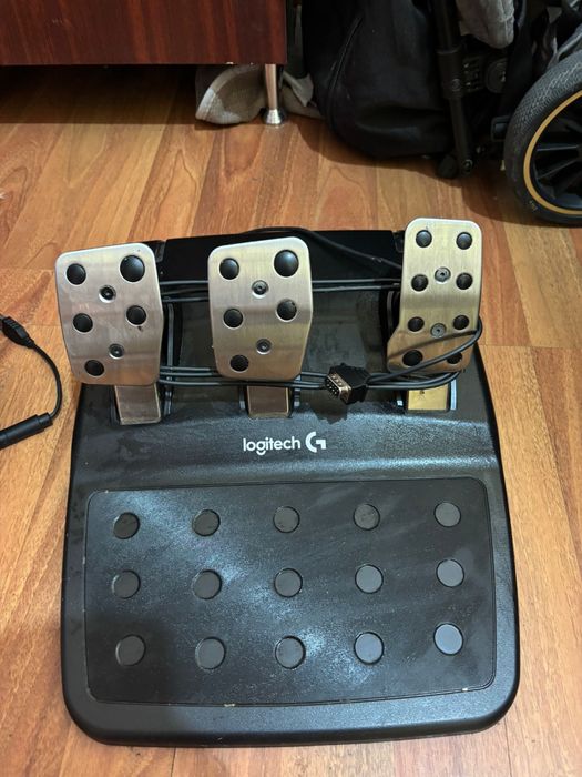 Vand volan gaming Logitech