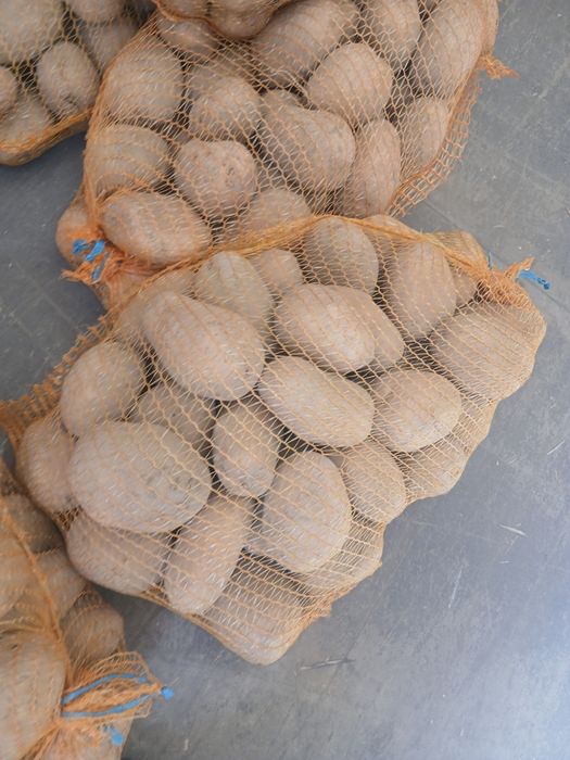 Vand cartofi de consum.