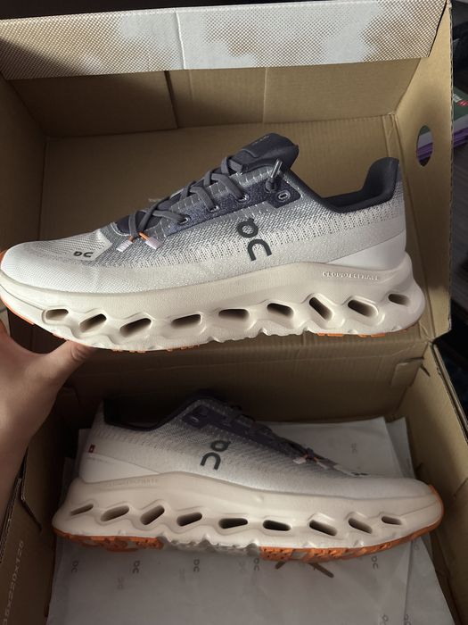 Adidasi on cloud noi