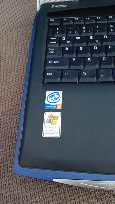 Laptop Toshiba vechi din anul 2002 aproape nou