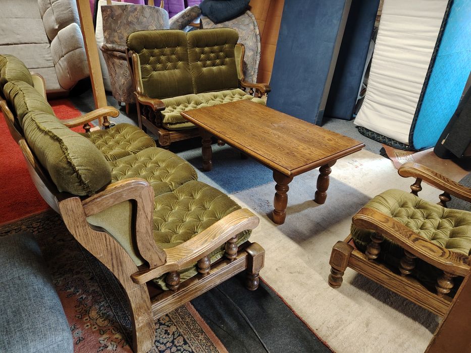 Set canapele cu două fotolii și masă