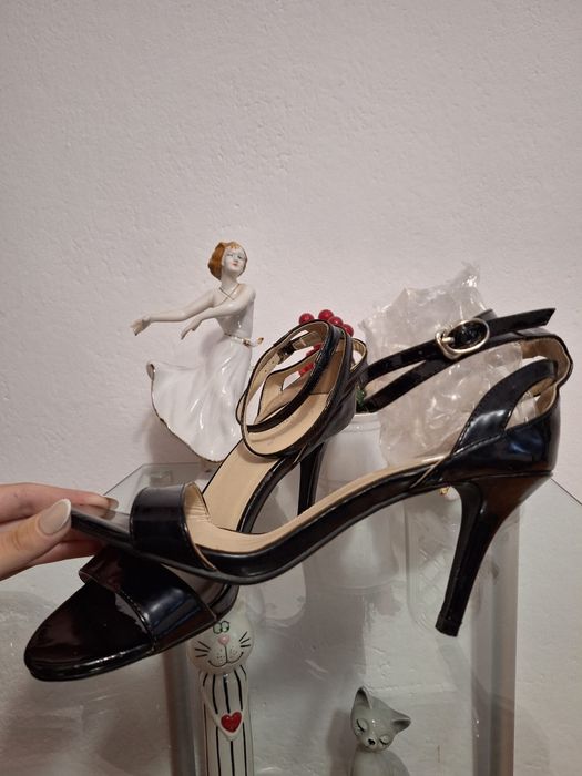 Vând sandale lac noi nr 39