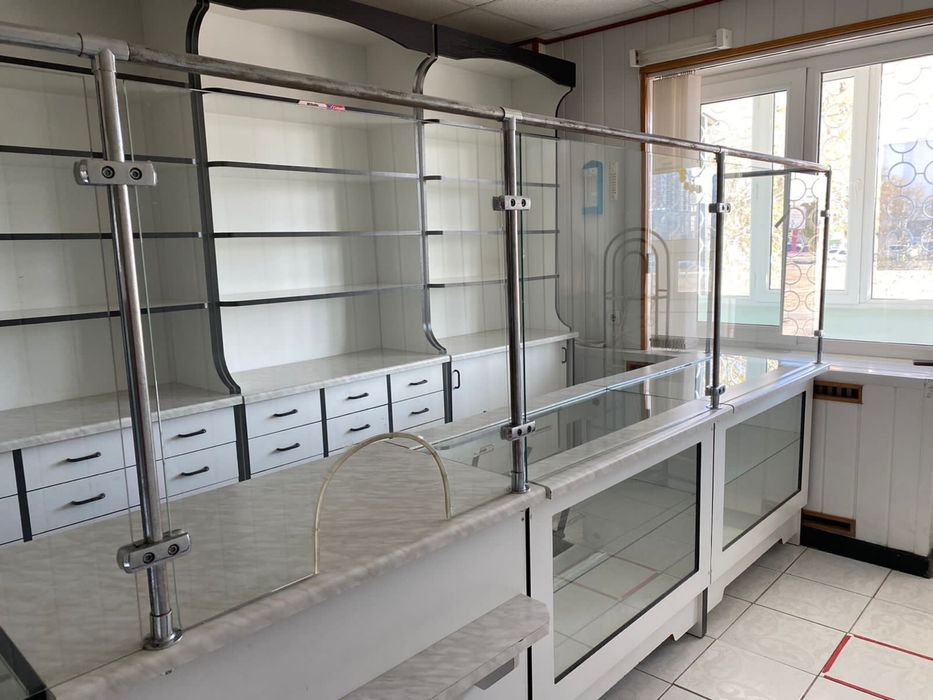 Мебель в аптеку витринная