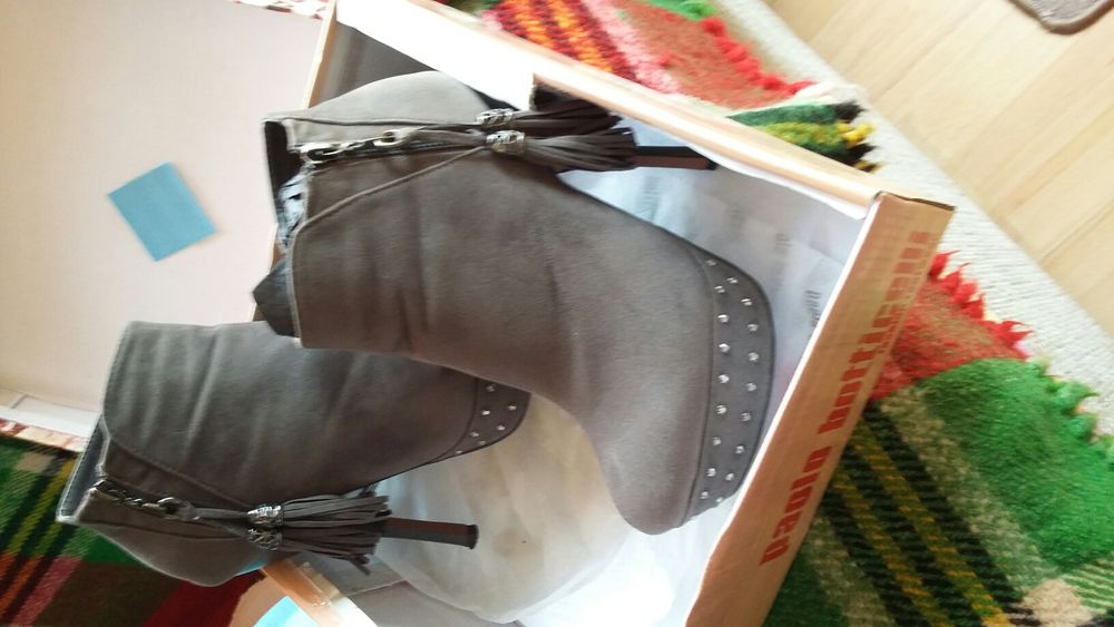 Дамски елегантни сиви боти