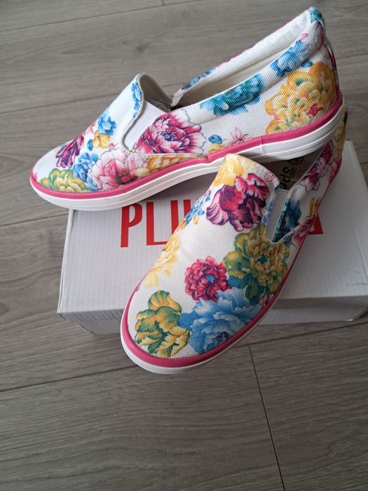 Tenesi colorați-noi