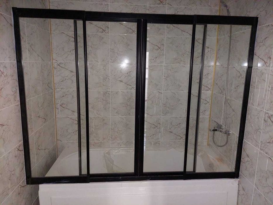 Стеклянная шторка на ванную