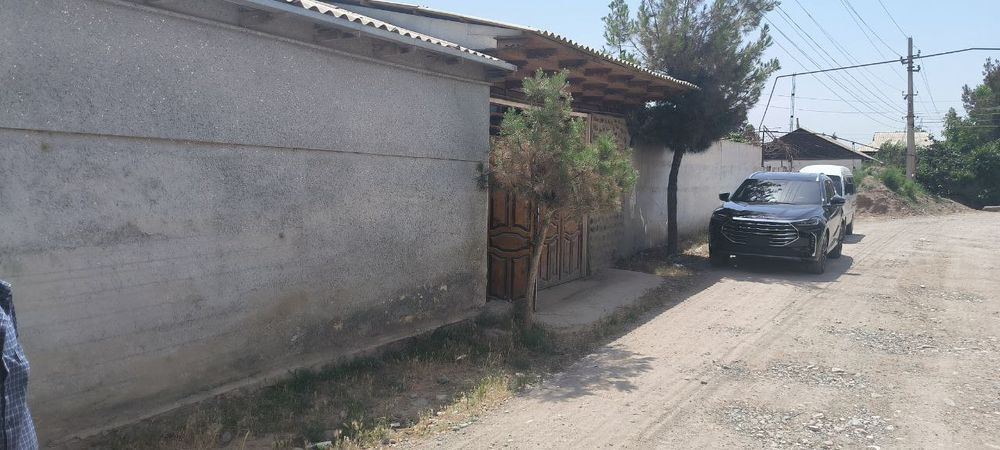 Katta hovli srochni sotiladi