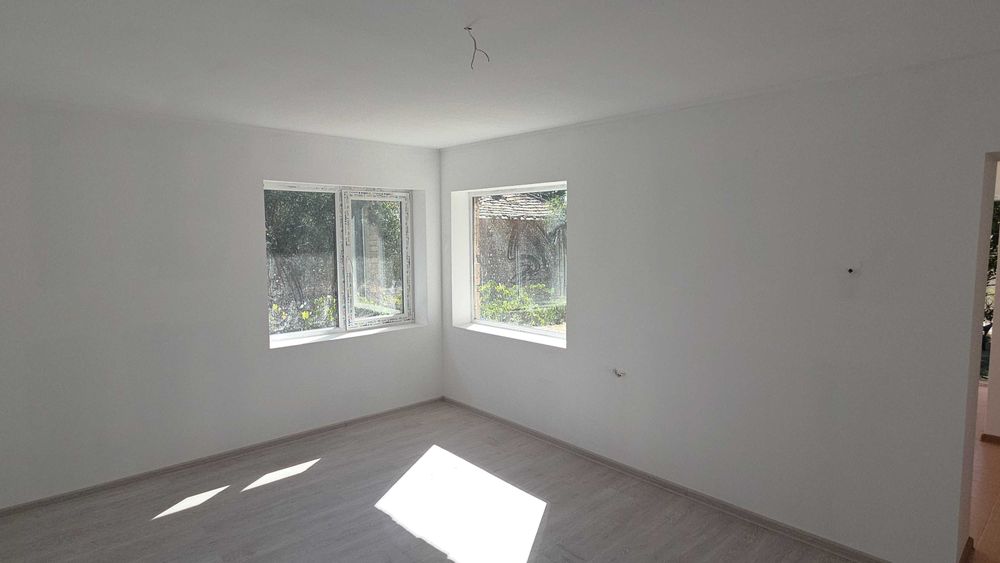 СОБСТВЕНИК продава реновирана къща на 60 км от Варна в село Червенци