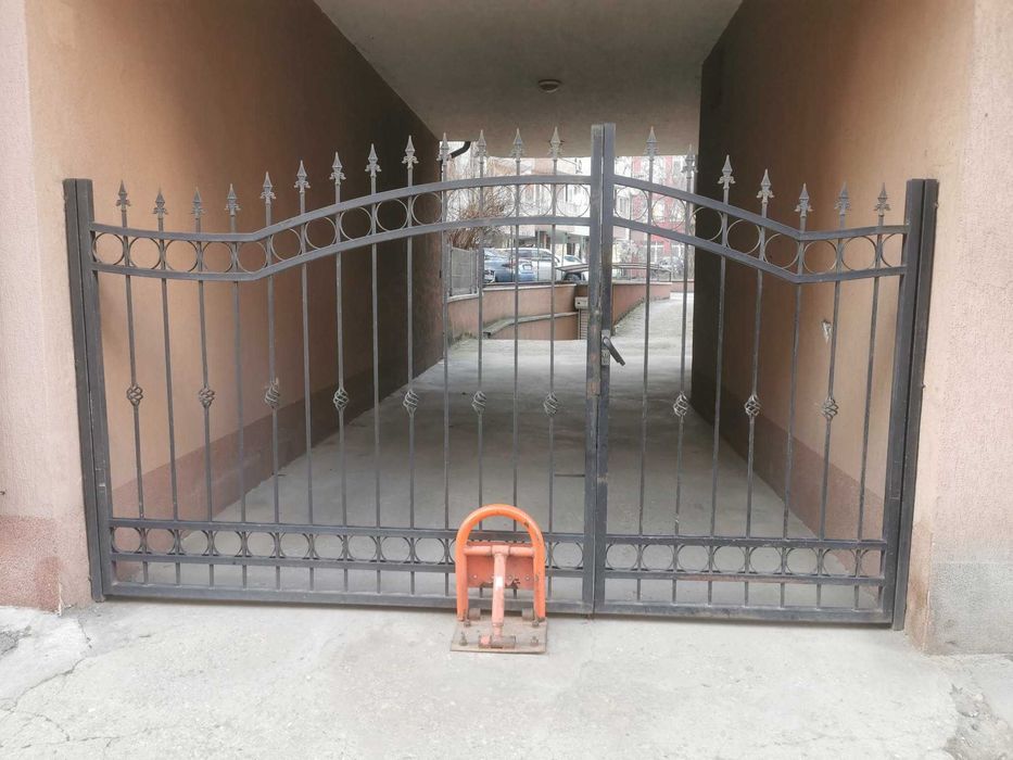 Отдавам паркомясто в подземен гараж до Лъвов мост