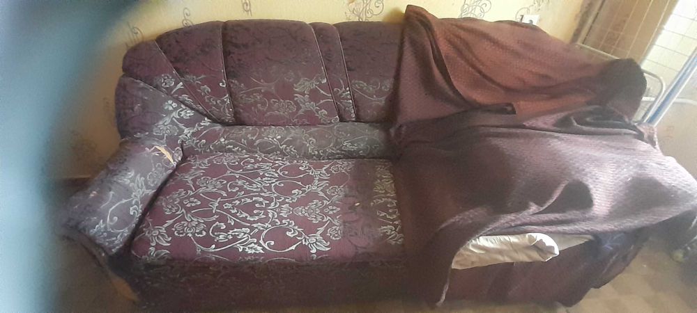 Диван старый бардовый отдам даром